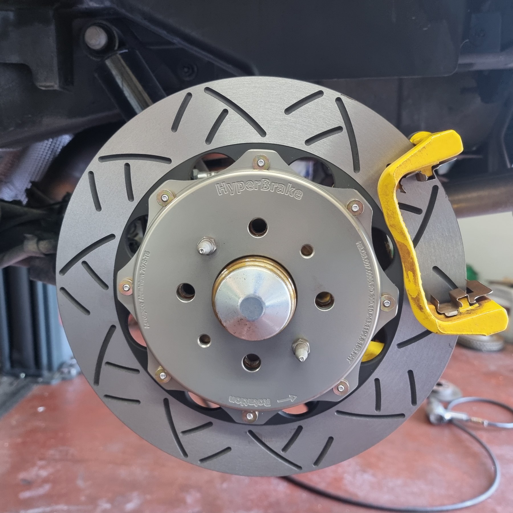 HyperBrake Motorsport Rear Big Brake Kit for Abarth 500/595/695  for stock calipers and 2-Piece Full Floating Brake Rotors 300x10mm - Image 4